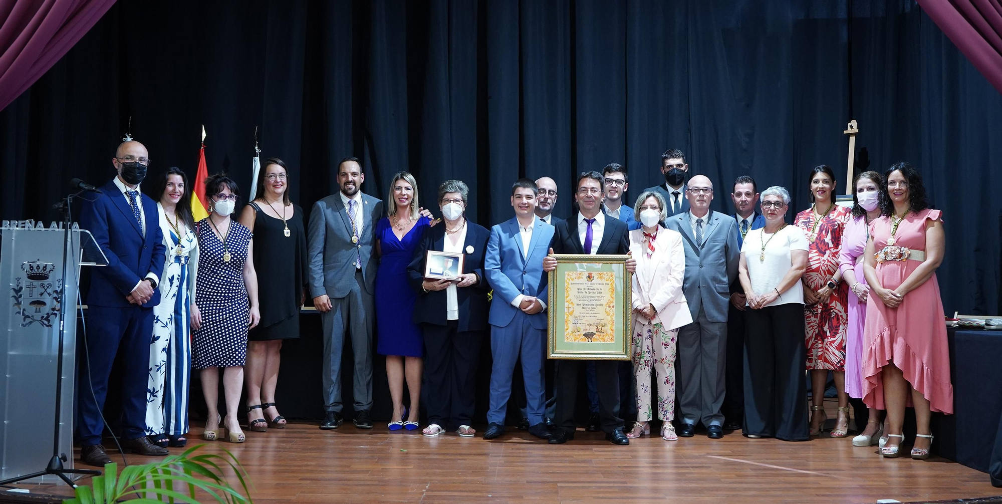 Foto de familia tras la entrega del título.