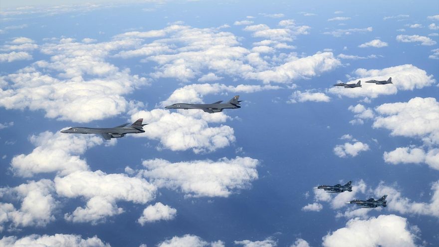 Bombarderos B-1B de Estados Unidos siendo escoltados por dos cazas F-15K surcoreanos y dos cazas F-2 japoneses