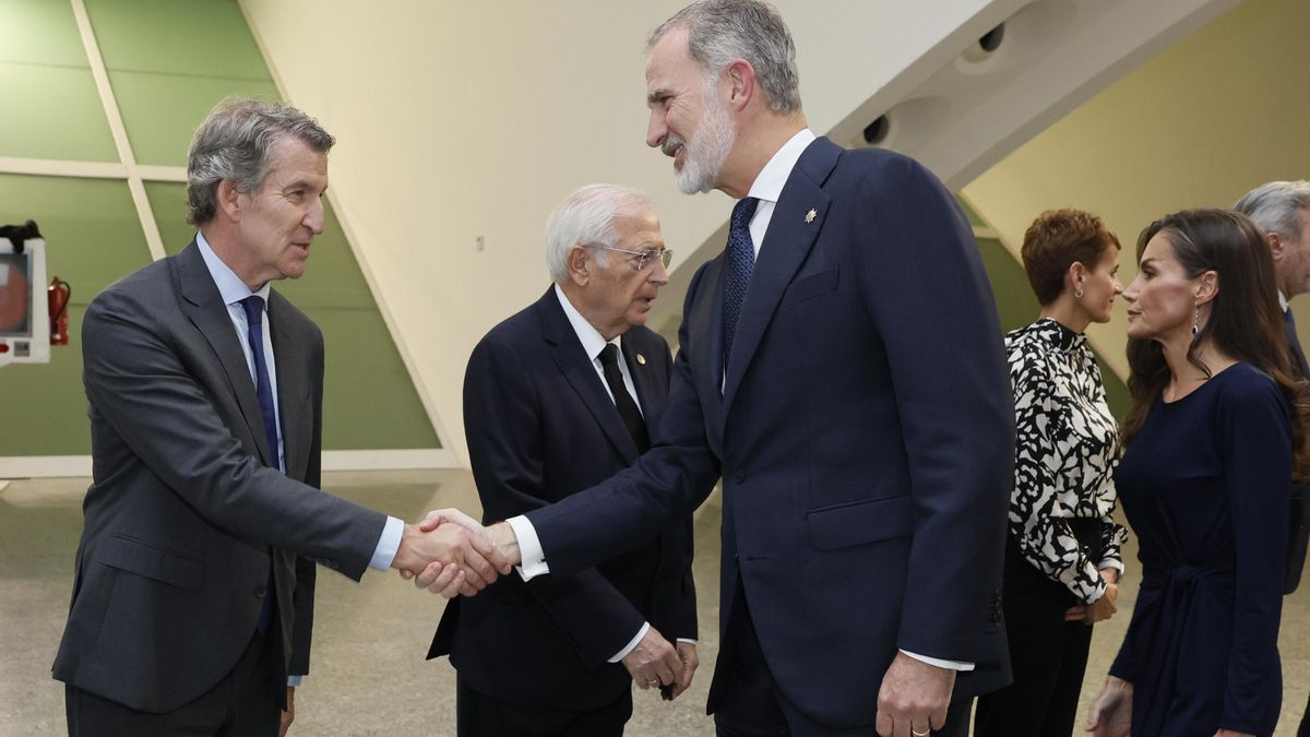 Felipe VI saluda a Feijóo en el funeral por la dana.