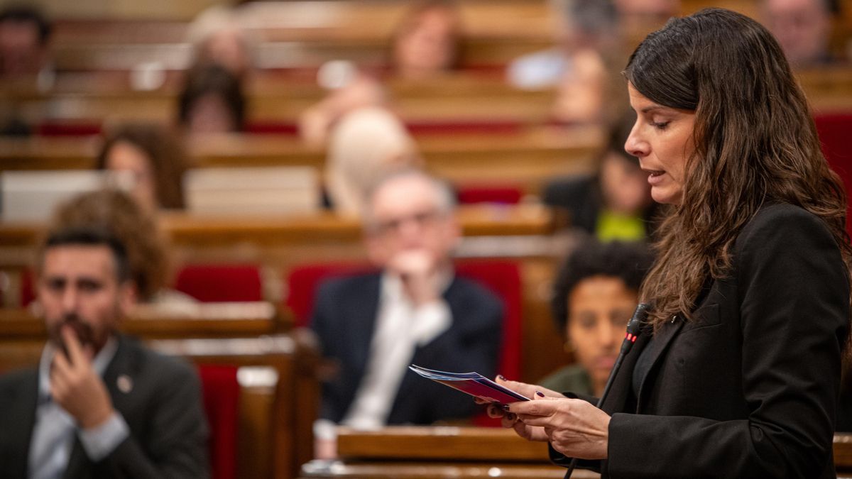 Archivo - La portavoz de Junts en el Parlament de la Generalitat, Mònica Sales, durante una sesión de control al presidente de la Generalitat, en el Parlament, a 12 de febrero de 2025, en Barcelona, Catalunya