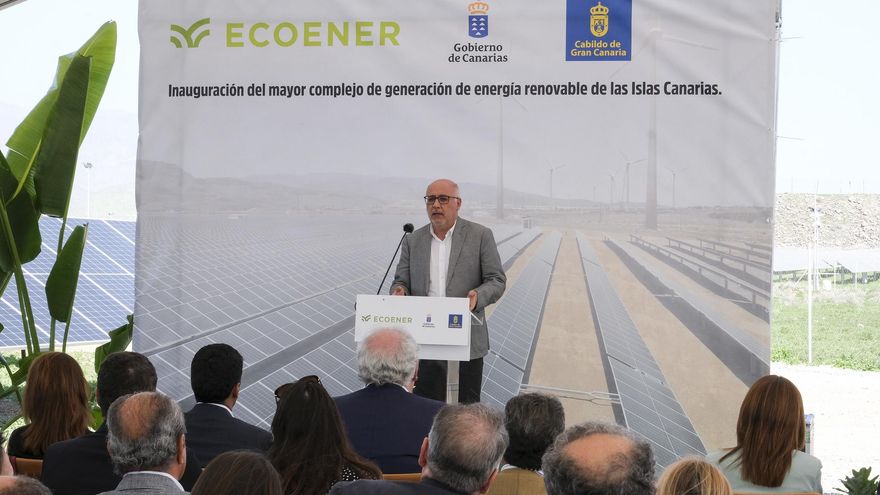 Antonio Morales en la inauguración del complejo de energía renovable