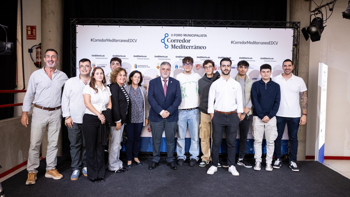 El alcalde de Villena, Fulgencio Cerdán (en el centro), junto a algunos de los asistentes al II Foro Municipalista Corredor Mediterráneo.