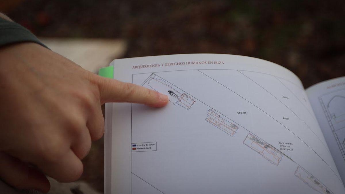 Almudena García-Rubio señala la localización del único esqueleto encontrado en posición primaria –no removido– de los trece restos hallados junto a la trasera de unas capillas.