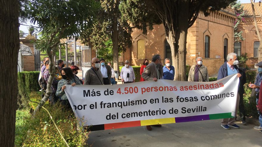 Una pancarta recordó a los asesinados por el franquismo que siguen en fosas del cementerio.