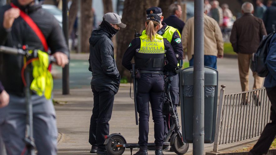Dos policías paran al usuario de un patinete.