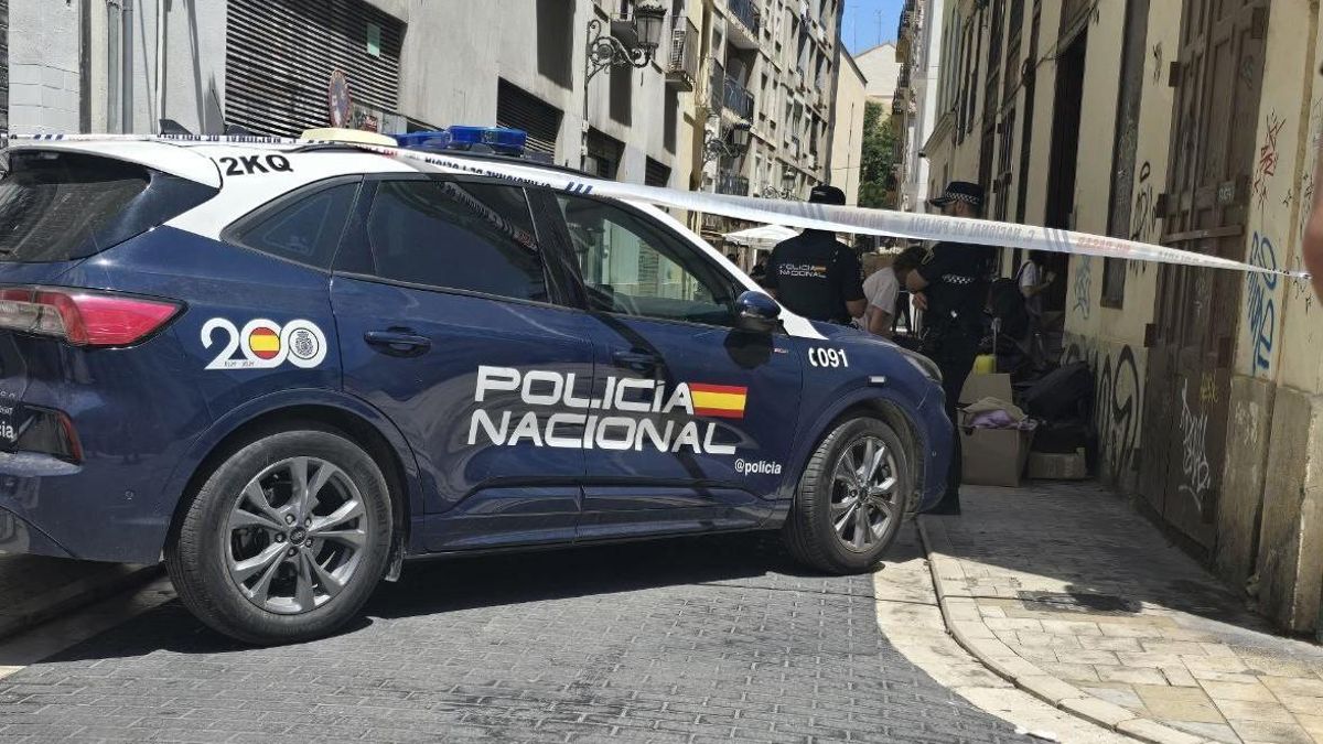 La Policía Nacional y la Policía Local intervienen en un caso de acoso inmobiliario en València.