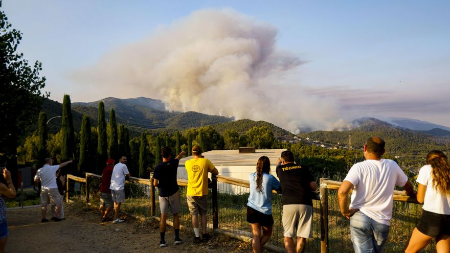 Los Bomberos de la Generalitat se enfrentan la tarde de este lunes a tres incendios forestales simultáneos e "importantes", en Sentmenat (Barcelona), en la comarca barcelonesa de Anoia y en Artesa de Segre (Lleida), en plena ola de calor y en una situación de máximo riesgo. EFE / Quique García.