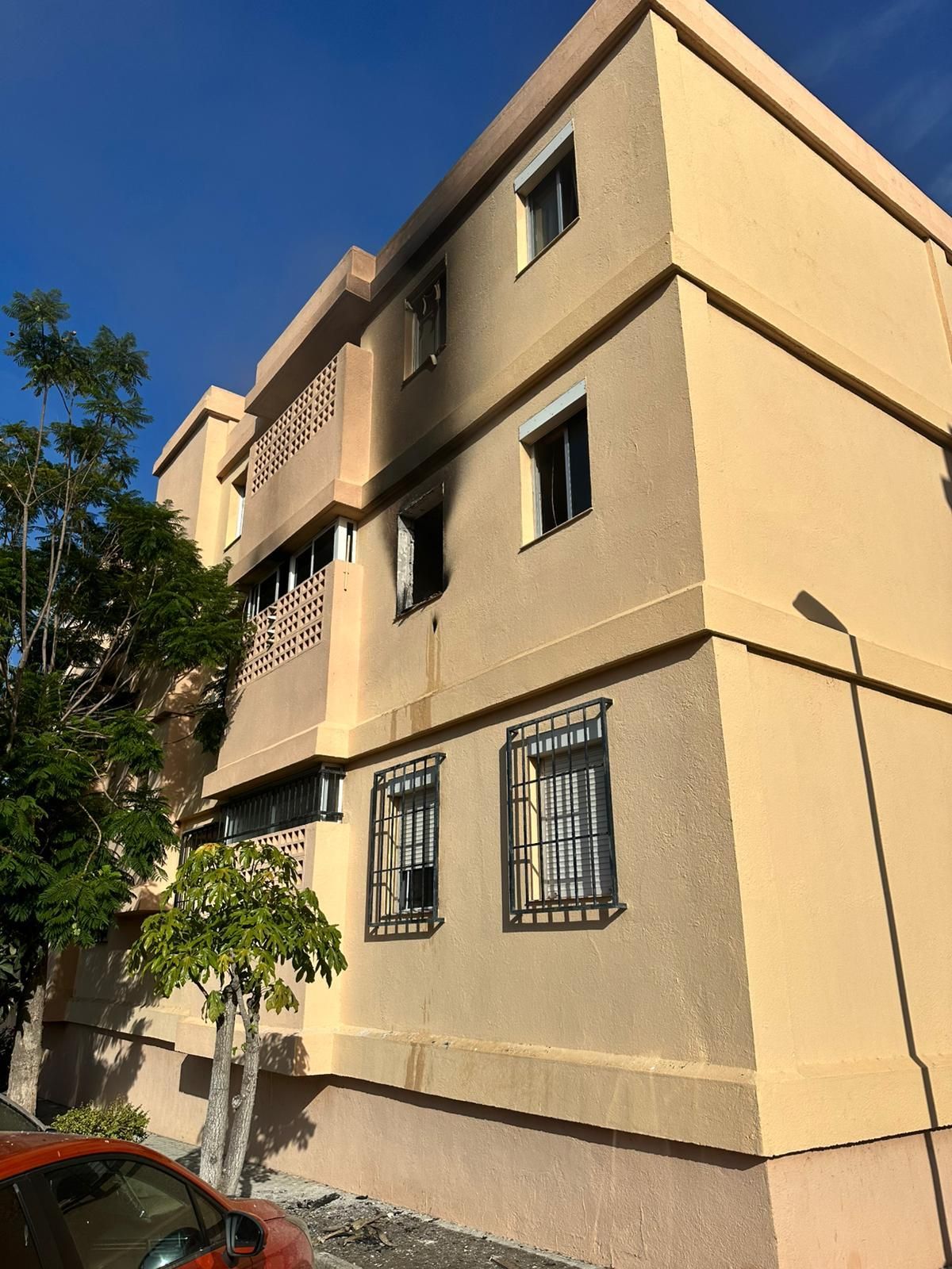 Exterior del edificio donde, en la mañana de este lunes, se ha registrado un incendio en una vivienda, en Los Llanos de Aridane.