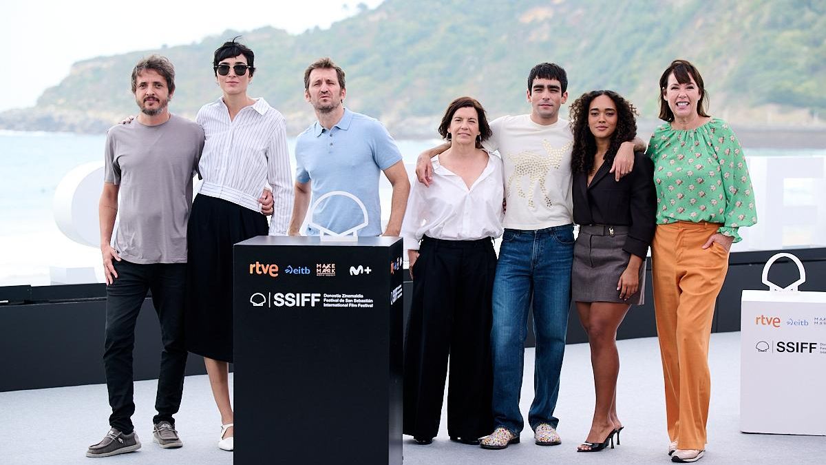 El equipo de 'El castillo' posa en San Sebastián