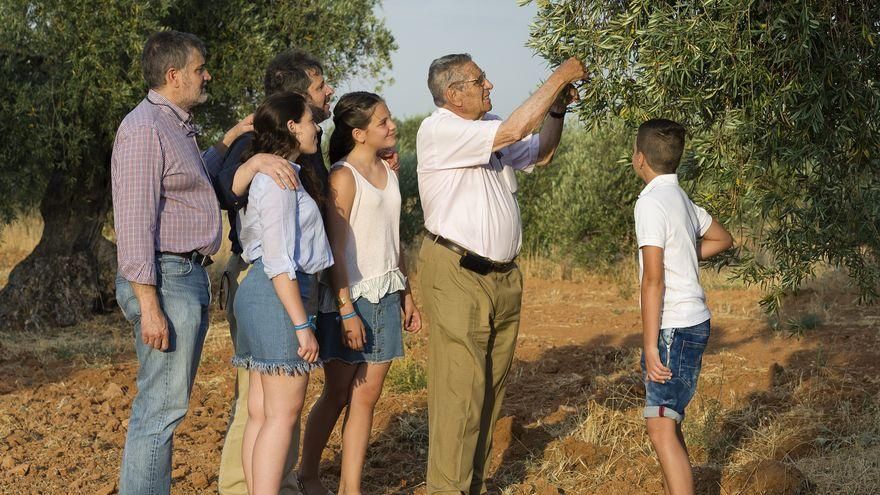 El ‘oro líquido’ de Aceites García de la Cruz protagoniza la visita de Josep Roca a los Montes de Toledo