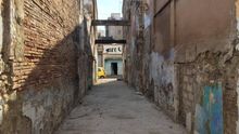 Un solar en la 'zona 0' del Cabanyal con una narcosala al fondo.