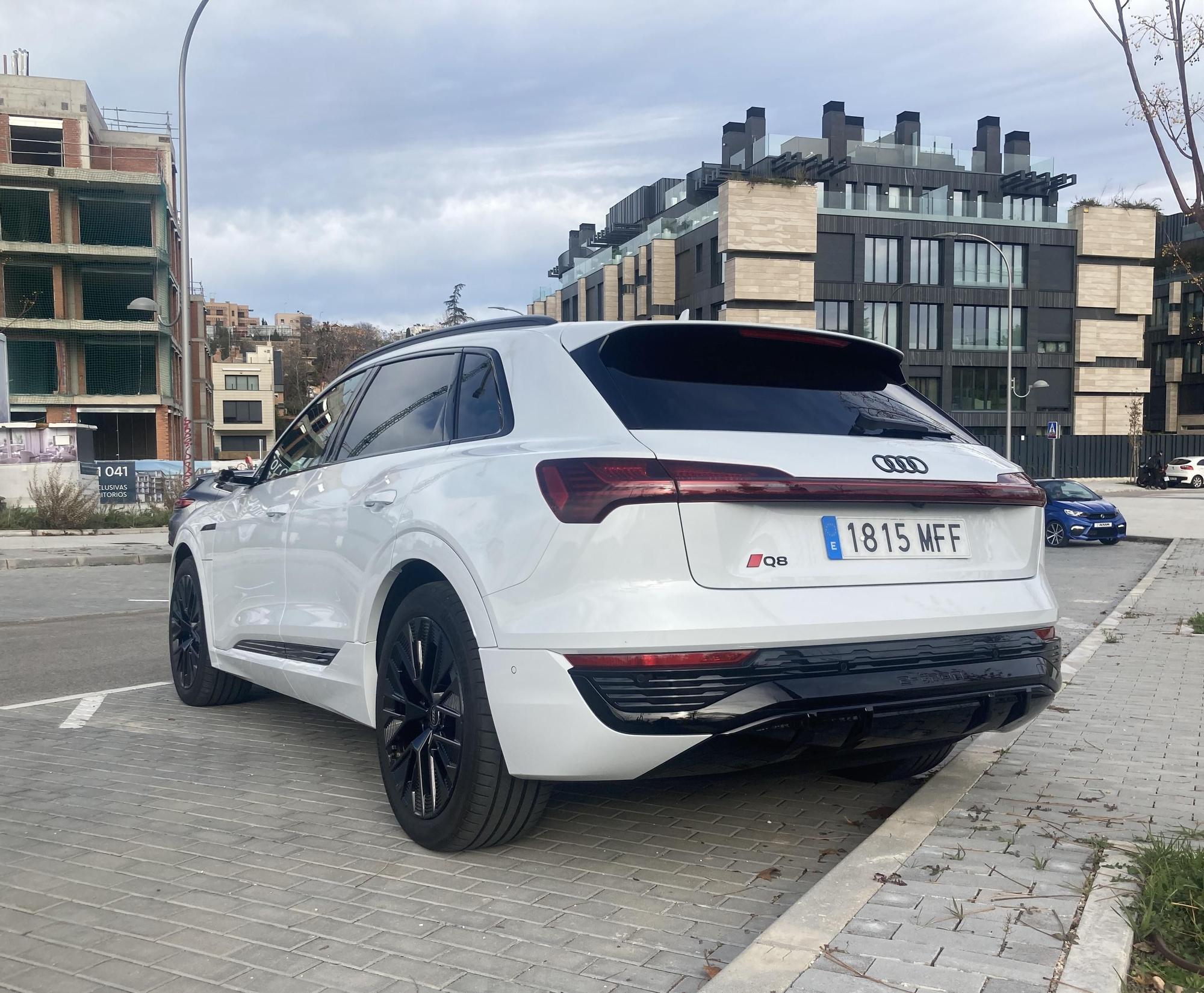 El e-tron pasa a denominarse Q8 e-tron para subrayar su posicionamiento como el SUV más lujoso de la gama Audi.