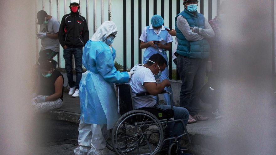 Una médico fue registrada este jueves al evaluar a un hombre con síntomas de coronavirus en el área de emergencias del Hospital San Juan de Dios en Ciudad de Guatemala.