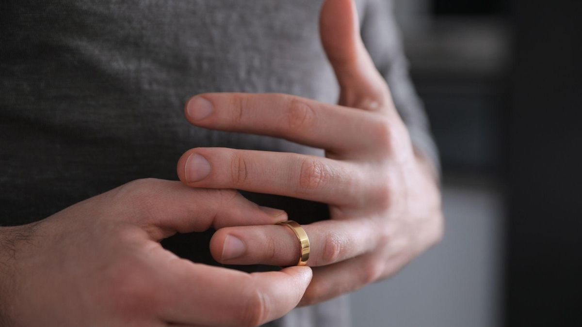 Una persona quitándose el anillo