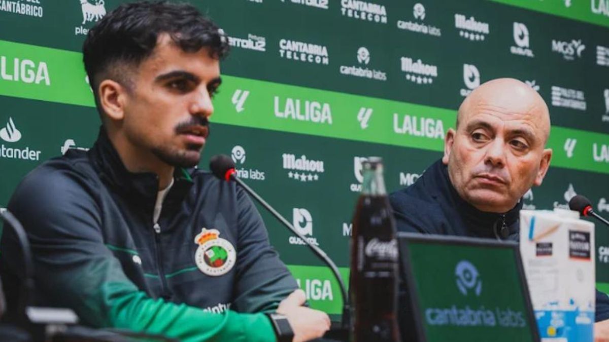 Chema Aragón, director deportivo del Racing, presenta al nuevo fichaje del equipo.