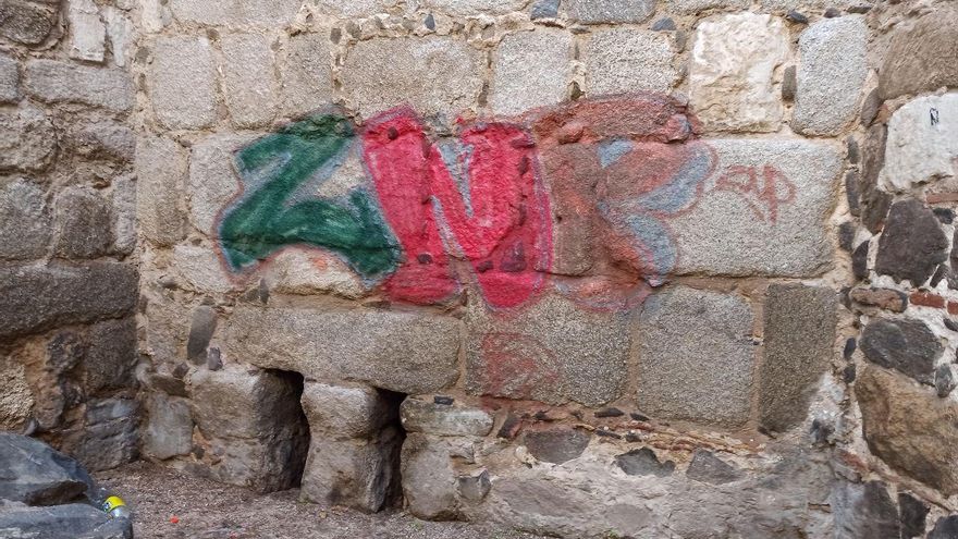 Una de las pintadas en la muralla de la Puerta de Alcántara