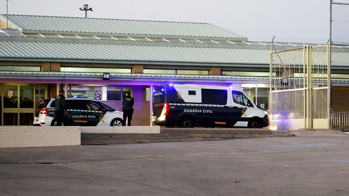 View of the police van that transported José Luis Ábalos and Koldo García to enter the Soto del Real prison (Madrid) this Thursday. EFE/Rodrigo Jiménez