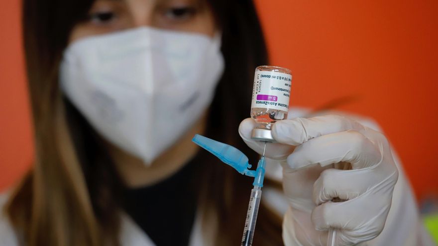Una sanitaria prepara una dosis de la vacuna AstraZeneca contra la covid-19. EFE/ Juan Carlos Caval/Archivo