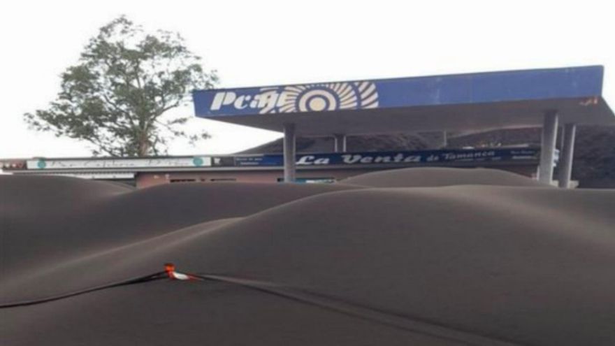 La gasolinera 20 días después del inicio de la erupción volcánica