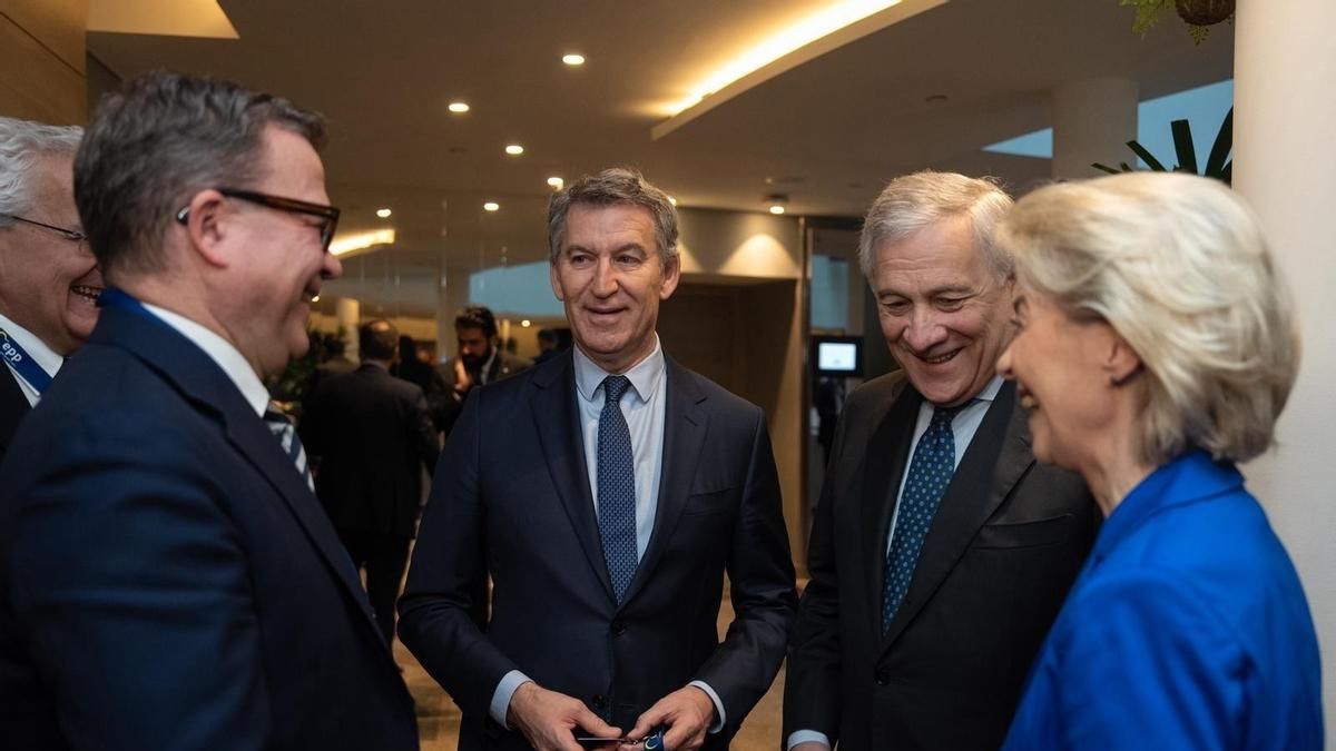 El líder del PP, Alberto Núñez Feijóo, en un encuentro en Bruselas con la presidenta de la Comisión Europea, Ursula von der Leyen, y el ministro de Exteriores de Italia, Antonio Tajani.