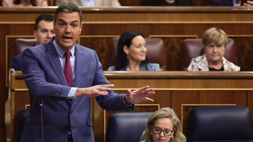 El presidente del Gobierno, Pedro Sánchez, interviene en una sesión de control, en el Congreso de los Diputados, a 22 de junio de 2022, en Madrid (España). Se trata del primer pleno tras las elecciones andaluzas donde el PP obtuvo mayoría absoluta, el PSOE obtuvo su peor resultado histórico y Ciudadanos desapareció. Ante esta cuestión, el Gobierno central debe responder a las preguntas de la oposición leer más centradas en qué estrategia tiene planeada para poder cumplir su propósito de mantenerse en la Moncloa hasta finales de 2023, tras la caída del partido en dichos comicios.