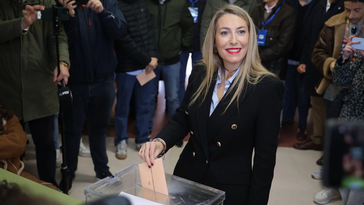 La candidata del PP María Guardiola acude a votar este mediodía al CEIP Vivero de Cáceres acompañada de su hijo, que puede ejercer el derecho a voto por primera vez.
