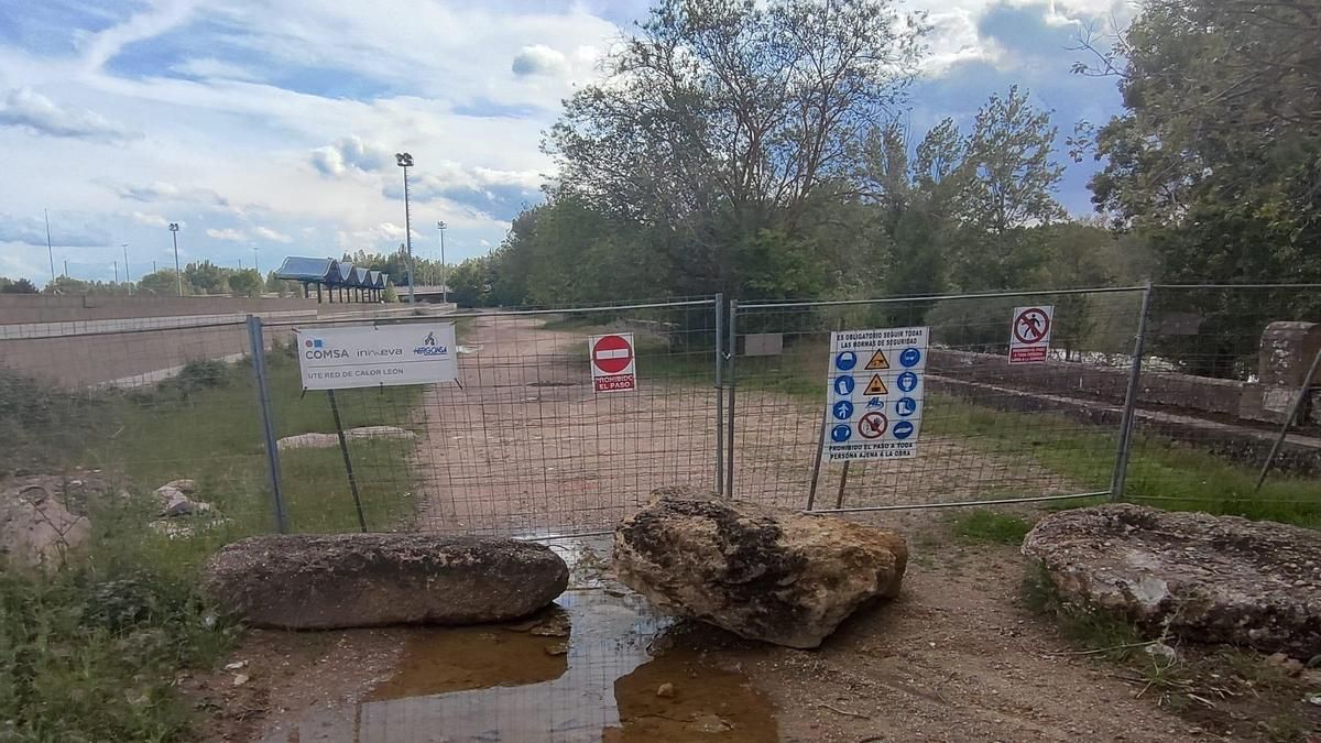 Zona de obra acotada en nombre de una UTE llamada Red de Calor, en Puente Castro, León.