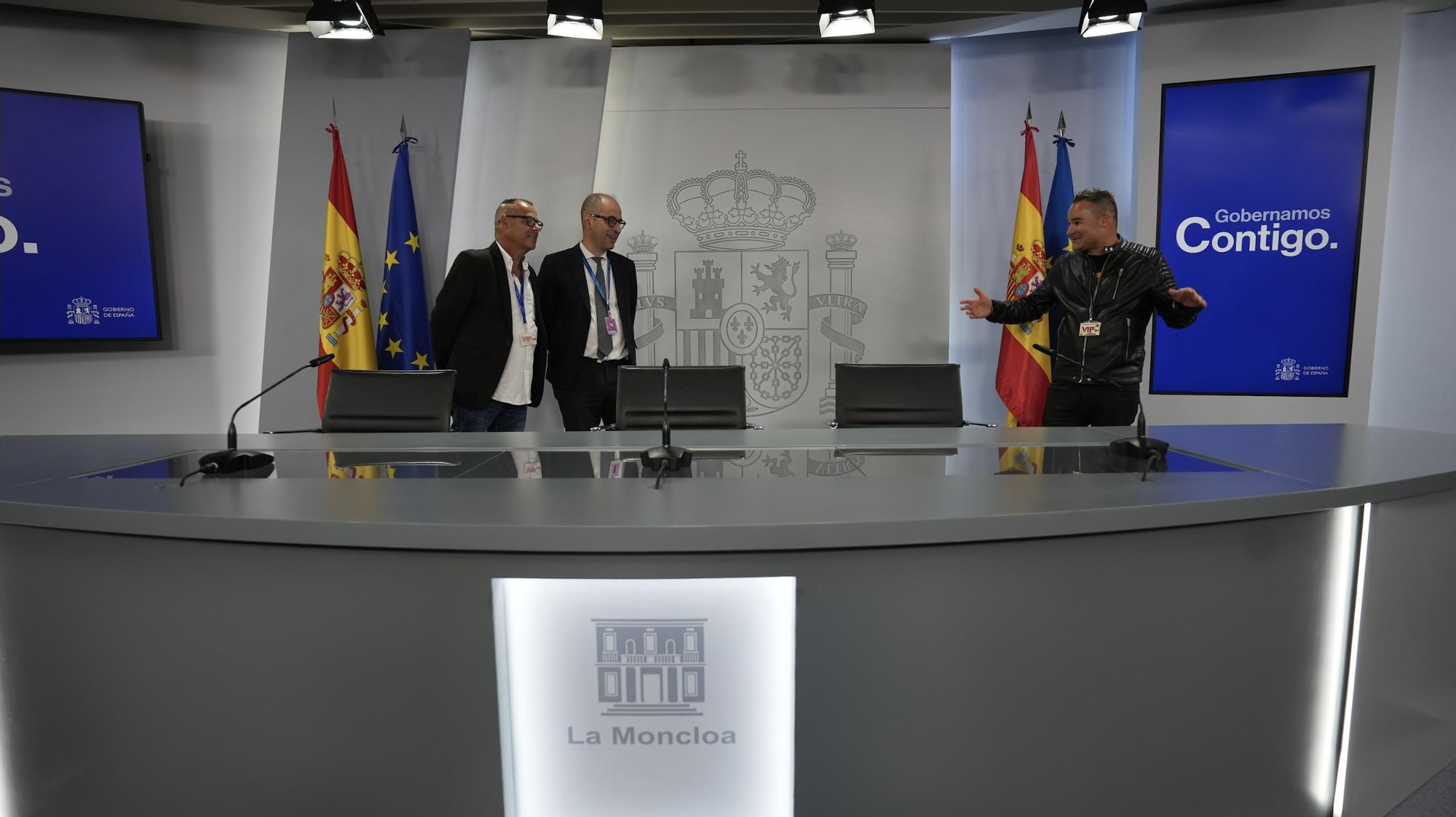 Los hermanos Jacob y Adalberto junto a Óscar Izquierdo. Pool Moncloa / Raúl Salgado