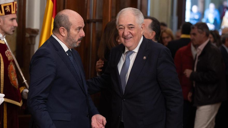 Archivo - El presidente del Senado, Pedro Rollán (i), recibe al presidente del Tribunal Constitucional, Cándido Conde-Pumpido (d), a su llegada al acto de homenaje a la Constitución, en el Congreso de los Diputados, a 6 de diciembre de 2023, en Madrid (Es