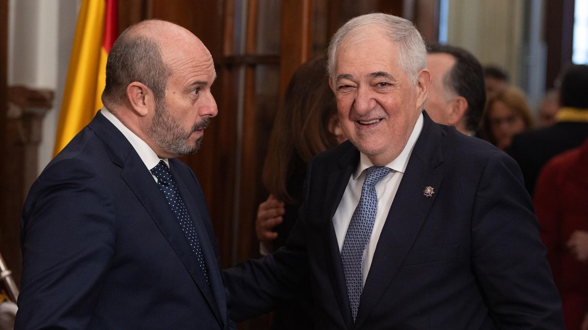 El presidente del Senado, Pedro Rollán, junto al al presidente del Tribunal Constitucional, Cándido Conde-Pumpido, en una imagen de archivo.