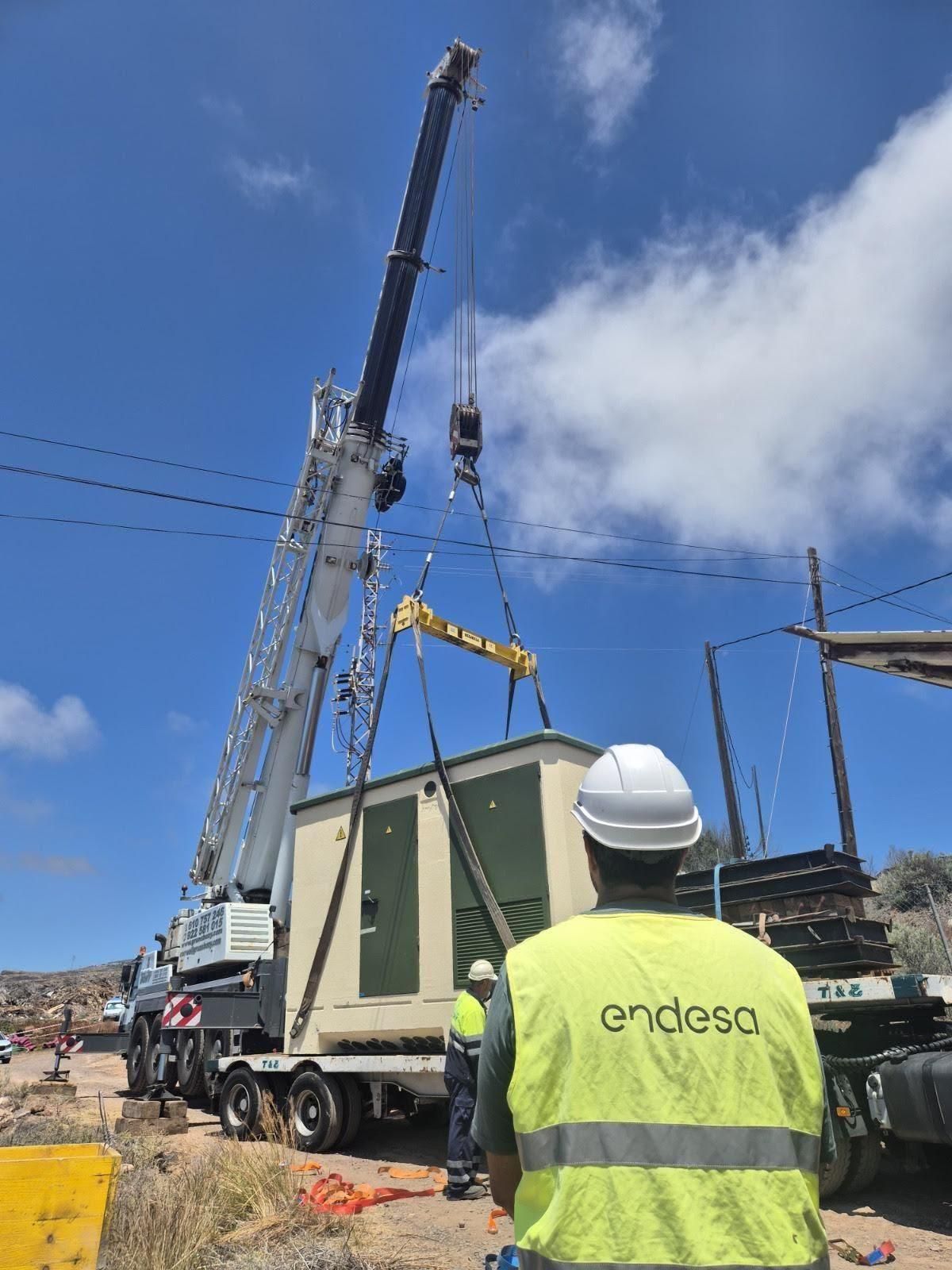 Un técnico de Endesa, durante una de las obras de cierre de anillo eléctrico realizadas en Tenerife.