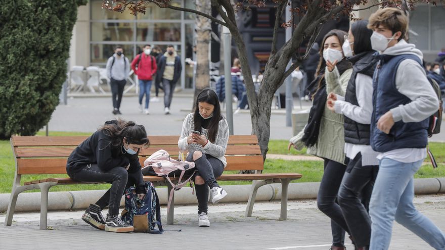 Varios estudiantes caminan en las inmediaciones de la Universidad de Valencia