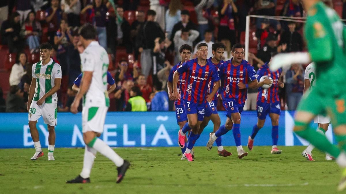 Fidel celebra el 2-1 del CD Eldense ante el Córdoba CF