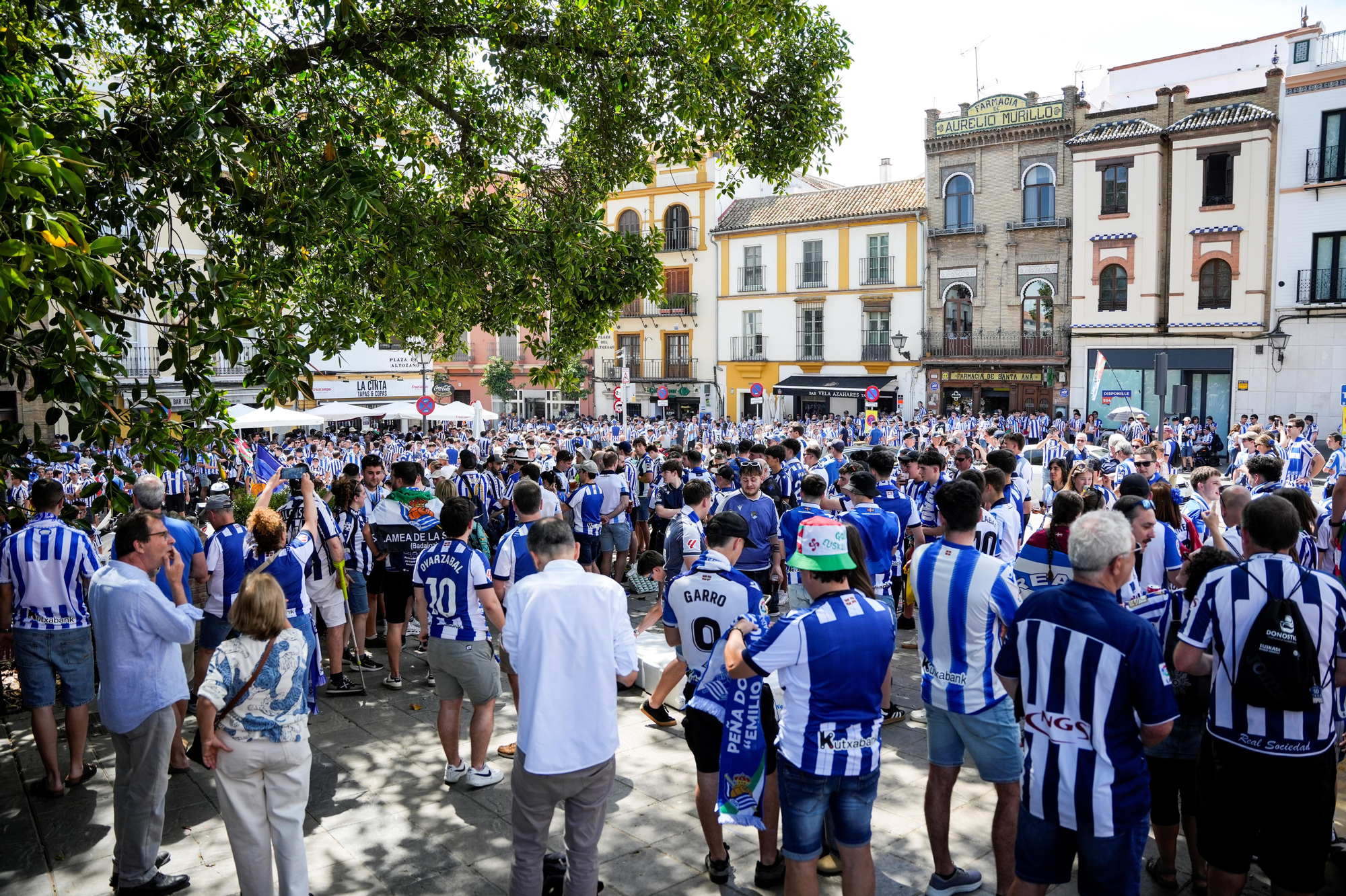 EuropaPress_7Aficionados de la Real Sociedad tiñen Sevilla de txuri-urdin en la previa de la final de la Copa del Rey.450924_imagenes_aficiones_atletico_madrid_real_sociedad_calles_sevilla_horas
