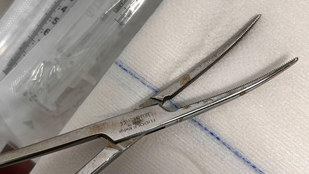 Pinzas quirúrgicas del Hospital 12 de Octubre manchadas (supuestamente esterilizadas)