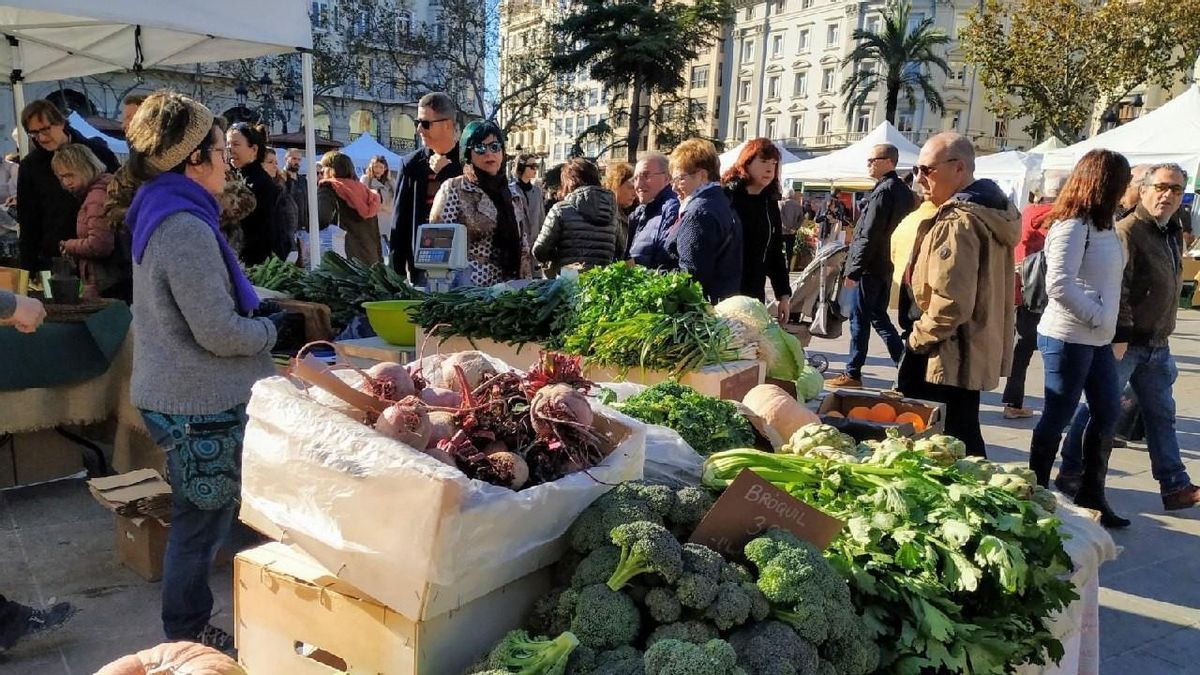 Mercado extraordinario en la Plaza del Ayuntamiento de València, en 2020.