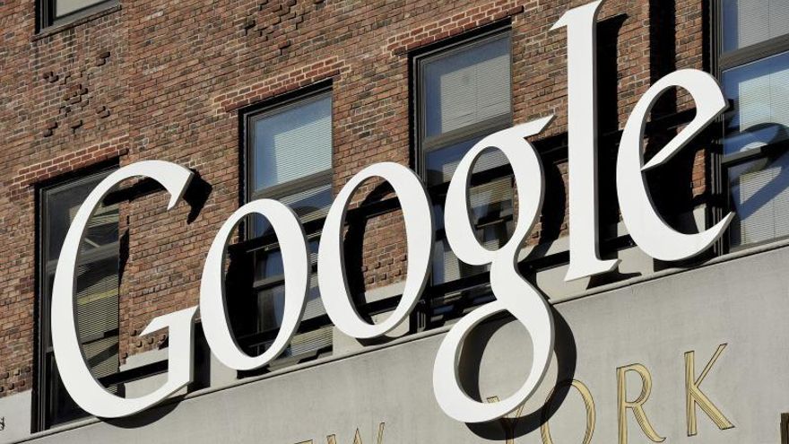 Vista del logotipo de Google, en la sede de su empresa en Nueva York (Estados Unidos).