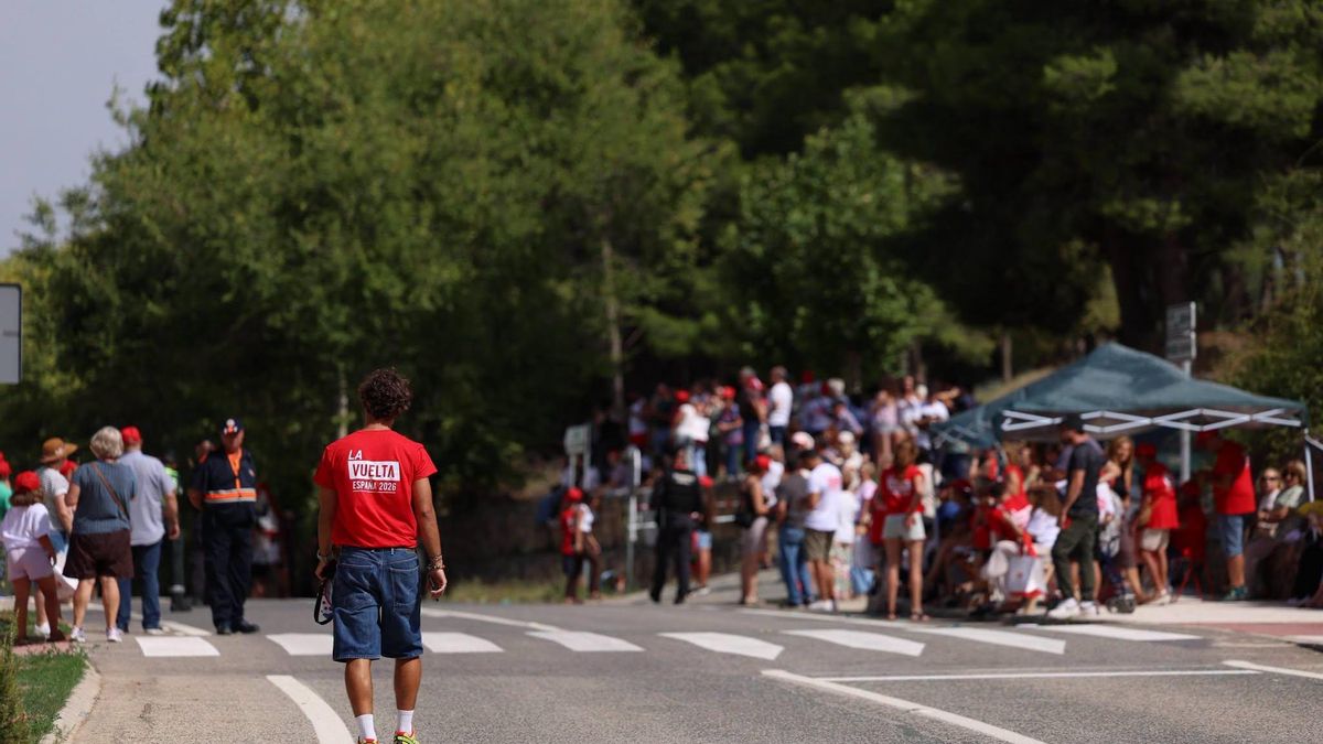 Personas esperando en una carretera la llegada de los ciclistas en la décima etapa de la Vuelta Ciclista a España