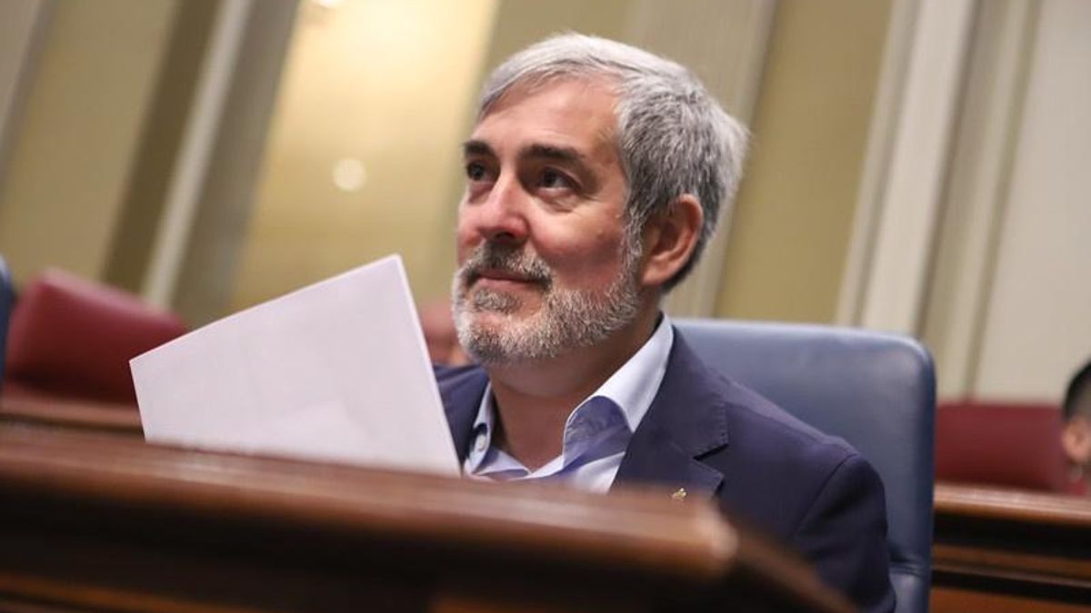 El presidente de Canarias, Fernando Clavijo, en un pleno del Parlamento.