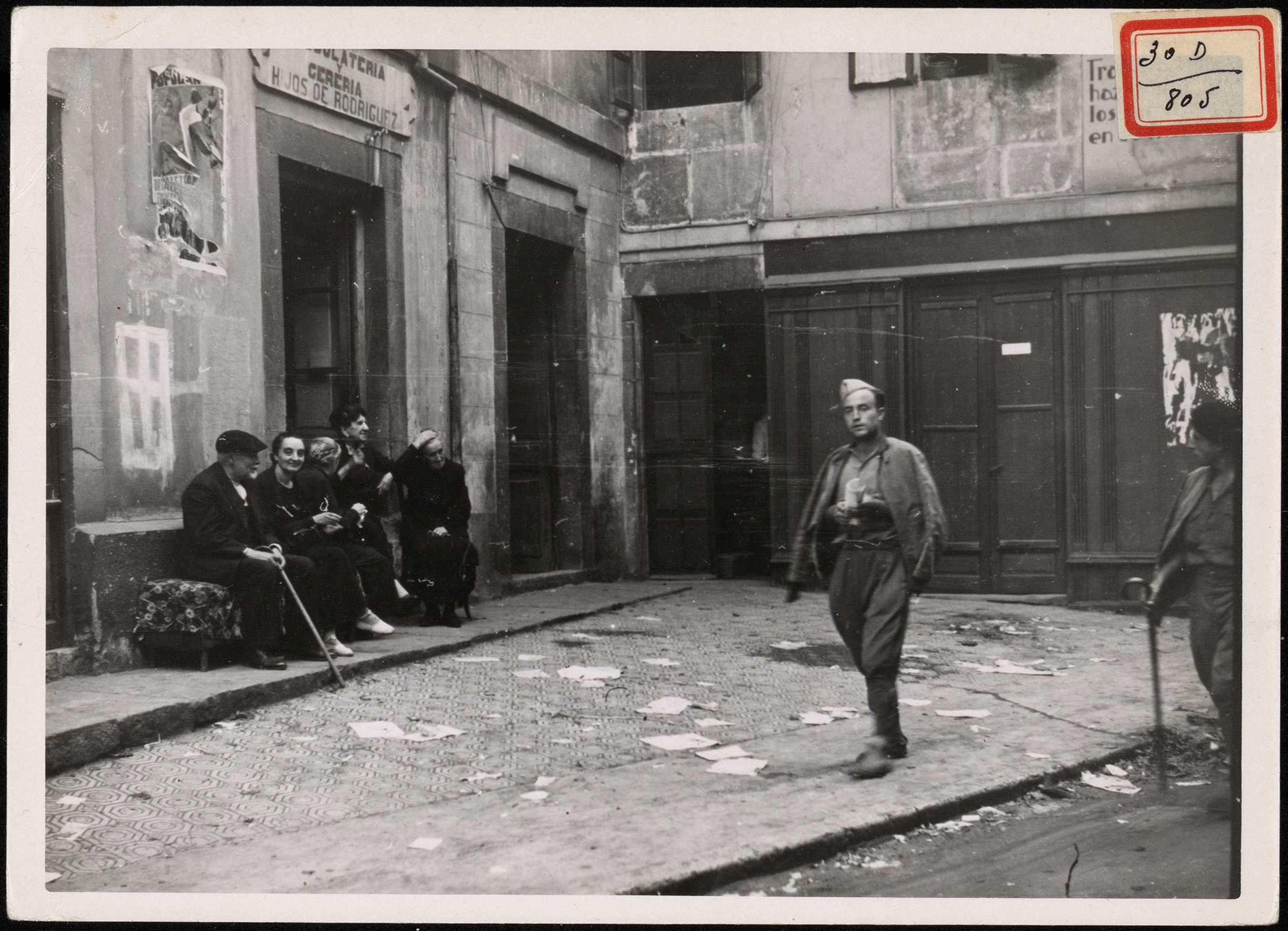"Una familia sentada a la puerta de su casa, con la tranquilidad ya recobrada". 5 de septiembre de 1937