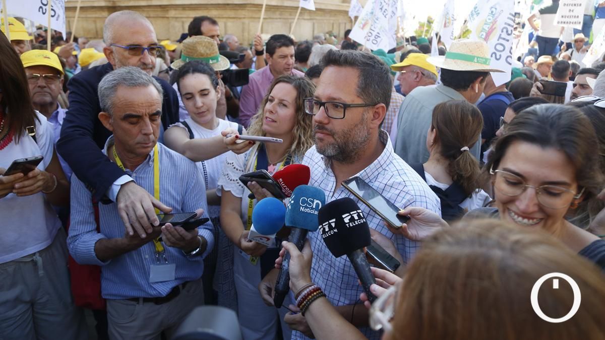 Concentración del sector agrario ante los ministros de la Unión Europea en la Puerta del Puente