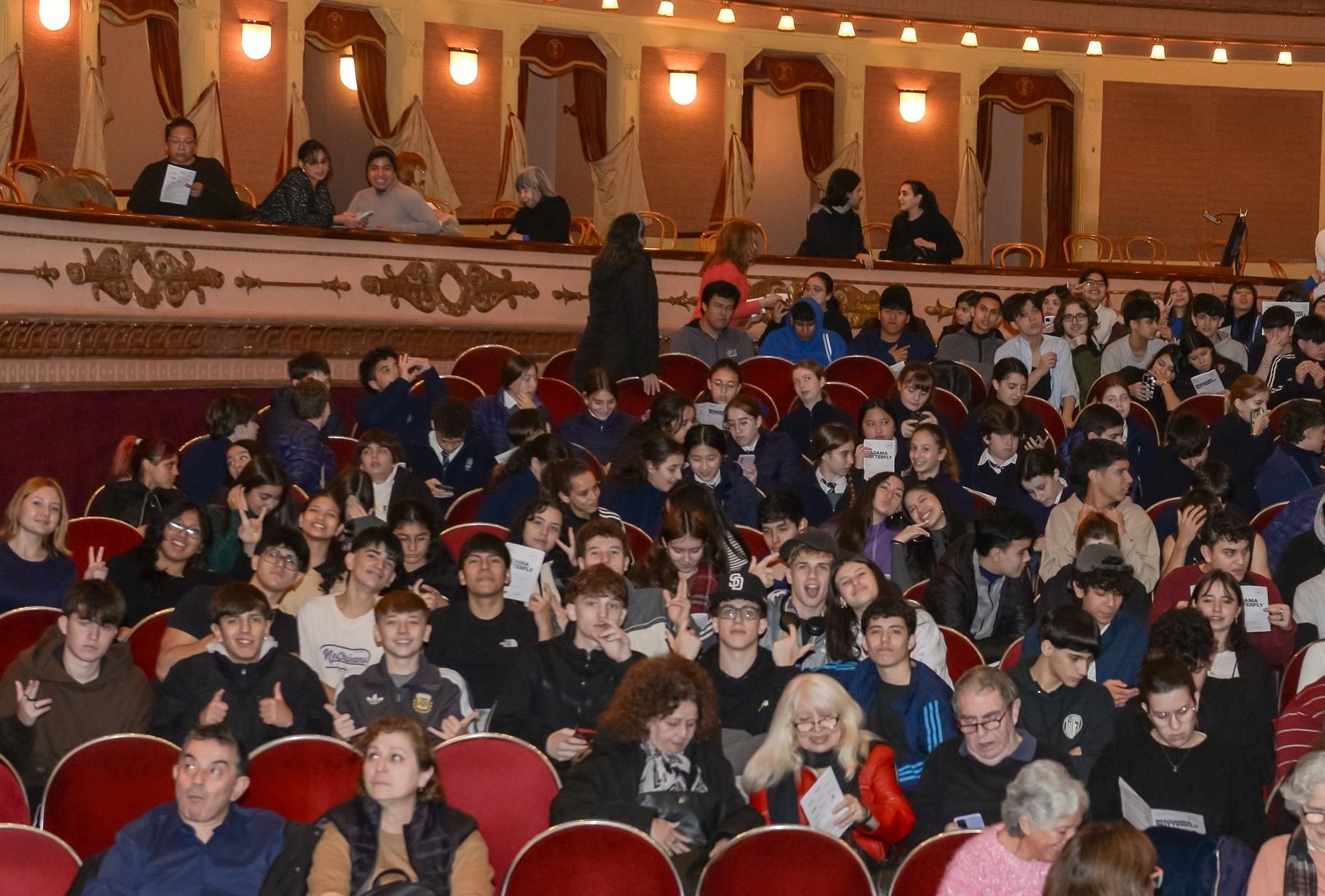 Alumnos del Normal 10 de Belgrano expectantes, a punto de descubrir la ópera.
