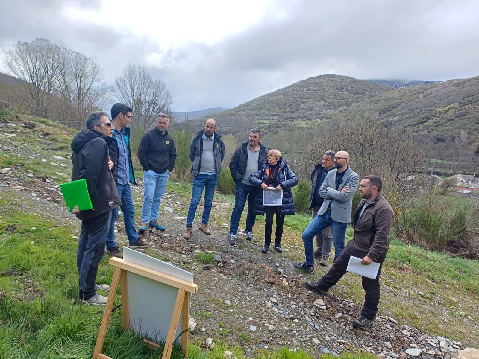 El subdelegado del Gobierno en León, alcaldes de Murias e Igüeña y técnicos en la visita a los trabajos de reforestación tras los incendios.