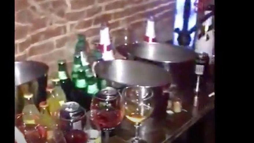 Imágenes del desalojo de un local en el Centro de Madrid con 42 clientes dentro fumando y sin mascarilla. (Fuente: Policía Municipal de Madrid)
