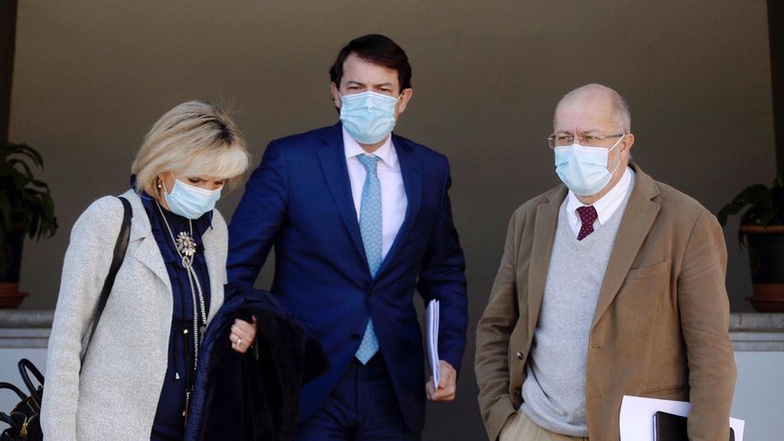 El presidente de la Junta de Castilla y León, Alfonso Fernández Mañueco (C), junto al vicepresidente,Francisco Igea (d), y la consejera de Sanidad, Verónica Casado (i),a su llegada a una rueda de prensa para informar de las medidas adoptadas tras la reunión del Consejo de Gobierno celebrado este jueves. EFE/ Nacho Gallego