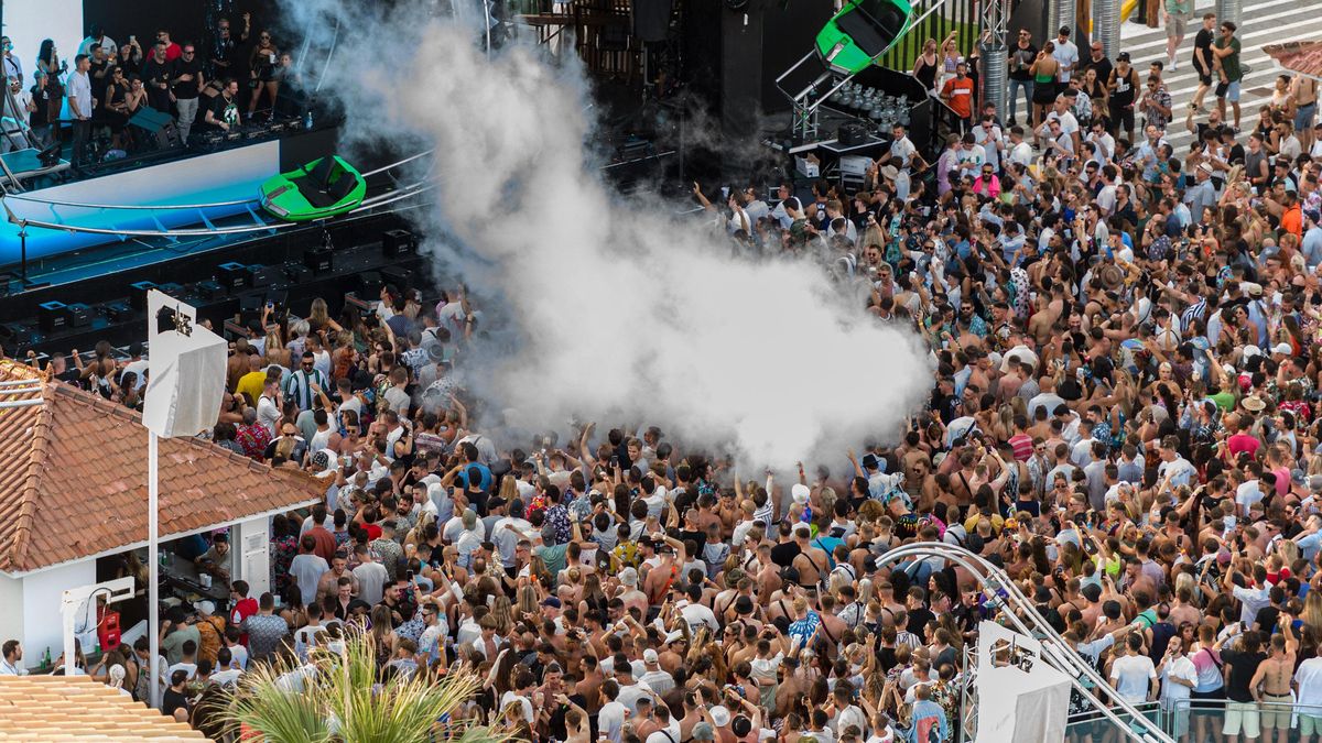 Fiesta en una macrodiscoteca de la isla.