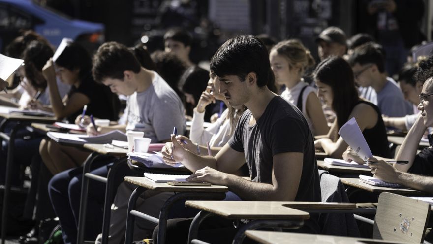 Milei quiere cobrarles la universidad a los extranjeros no residentes, pero no hay alumnos en esa condición