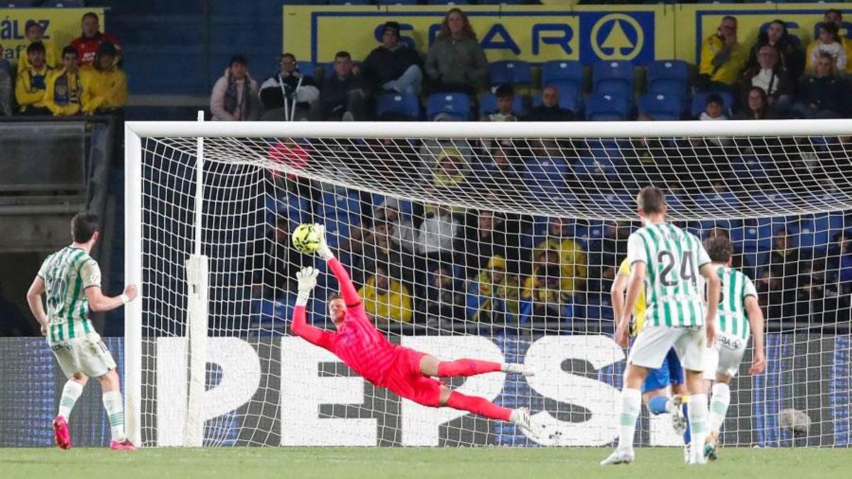 Las Palmas sufre la verticalidad del Córdoba y vuelve a perder