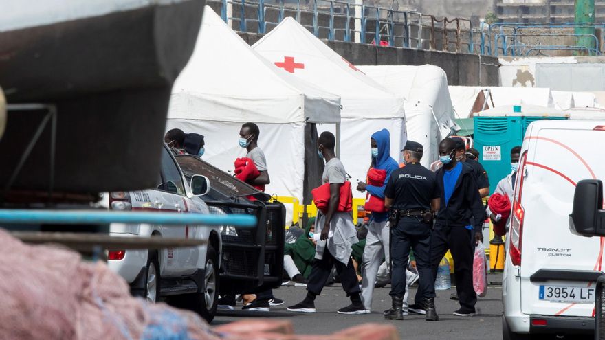 El muelle de Arguineguín alcanza su máximo con 1.352 migrantes albergados