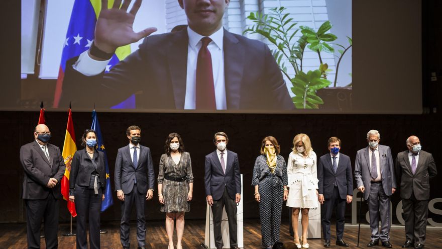 El expresidente José María Aznar posa junto a Pablo Casado, Isabel Díaz Ayuso y José Luis Martínez Almeida en la concesión del X Premio FAES de la Libertad a Juan Guaidó, que saluda por videoconferencia. En el Auditorio de CaixaForum, a 27 de mayo de 2021